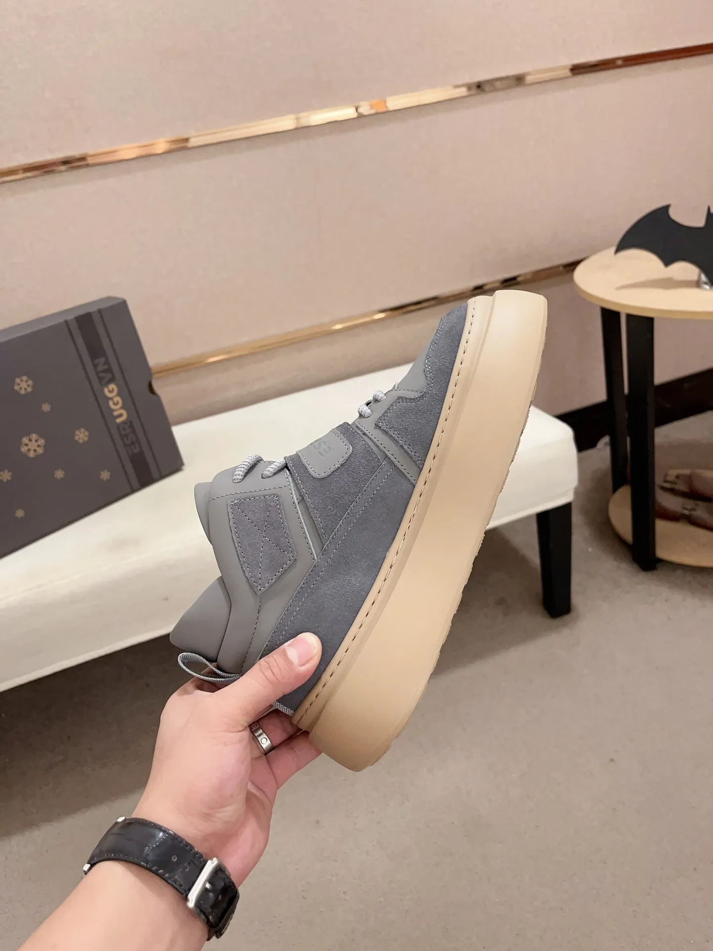 Factory Price: 380 Men's Men's Shoes💰North American Men's Shoes Ugg ☃️In the special sale of new high-quality men's shoes and snow boots in autumn and winter, the nemesis of extreme cold weather! Made of cowhide leather, merino wool lining, and original outsole, whether driving, outdoor or daily wear, there is always one that suits you! Code number 39-44